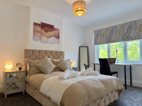The Dawn, Spacious 4 Bedroom Home in Derby - 3 Car or 2 Van parking space on private drive
